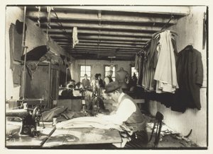 Altes Bekleidungsgeschäft, New York City von Lewis Wickes Hine
