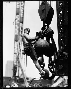 Auf dem Aufzug, Empire State Building, 1931 von Lewis Wickes Hine