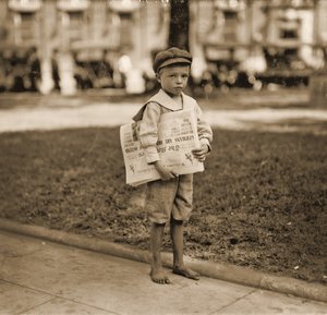 Porträt eines Zeitungsverkäufers, ca. 1910