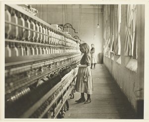 Sadie Pfeifer, eine Baumwollspinnerin, Lancaster, South Carolina von Lewis Wickes Hine