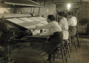 Drei junge Teenager-Mädchen arbeiten an einer Mangel in der Bonanno Wäscherei, Boston, Massachusetts