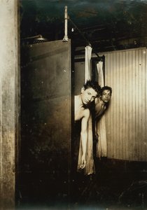 Zwei Jungen duschen bei der Postal Telegraph Company, Broadway, New York City, New York, USA, um 1910 von Lewis Wickes Hine