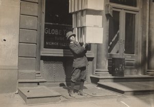 Wagenjunge oder Schwanzjunge hilft beim Beladen des Wagens, ca. 1914 von Lewis Wickes Hine