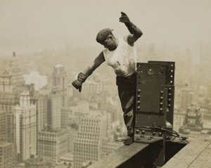 Arbeiter gibt Hochsignal an die Derrick-Crew