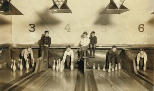 Junge Jungen stellen spät in der Nacht Kegel im Arcade Bowling Alley auf, Trenton, New Jersey, USA, ca. 1909 von Lewis Wickes Hine