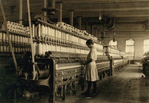 Junge Teenagerin arbeitet als Spinnerin in einer Baumwollspinnerei, West, Texas, USA, ca. 1913 von Lewis Wickes Hine