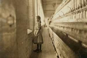 Junges Mädchen, das in einer Mühle arbeitet, Lincolnton, North Carolina, USA, ca. 1908 (s/w Foto) von Lewis Wickes Hine