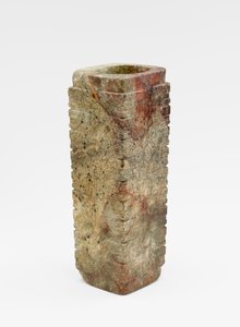 Neunstufiges Rohr (cong) mit Masken, ca. 3300-2250 v. Chr. (Jade, Nephrit) von Liangzhu culture