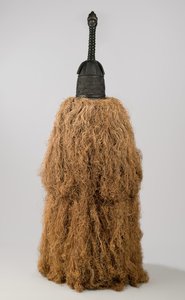 Helmmaske (Gbetu) mit Raffiakostüm, Gola, 20. Jahrhundert von Liberian Liberian