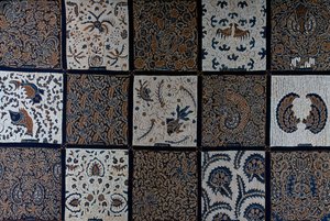 Batik mit traditionellen Designs aus traditionellen Farben, Surakarta, Java, Indonesien, Detail
