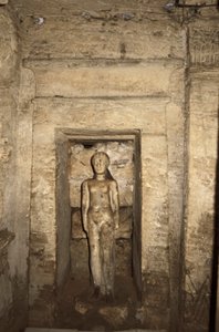 Katakomben von Kom-esh-Shuqafa, Innenraum des Hypogäums, Nische mit weiblicher Statue von Unbekannt Unbekannt
