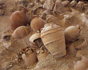 Blick von oben auf beschädigte Amphoren, Akrotiri von Thera, Akrotiri, Santorini, Kykladeninseln, Südliche Ägäis, Griechenland