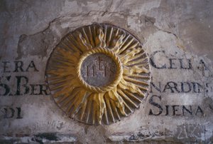 Inschriften und Relief, die die Sonne darstellen, Zelle des Schlafsaals von San Bernardino, Franziskanerkloster, Fiesole, Toskana, Italien