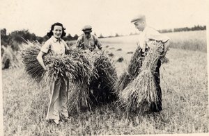 Fotografie von Adele Astaire zur Erntezeit (s/w Foto)