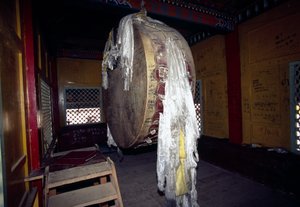 Gebetsrad im Ganden Sumtseling Kloster in Shangri-La, auch bekannt als Zhongdian oder Gyalthang, Yunnan, China von Unbekannt Unbekannt