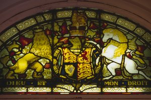 Buntglasfenster mit dem königlichen Wappen des Vereinigten Königreichs, Theatre Royal, Drury Lane von Unbekannt Unbekannt