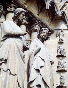 Statue eines Apostels, Detail der Südtür der Kathedrale Notre-Dame (UNESCO-Welterbeliste)