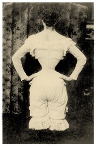 Frau trägt ein Korsett um 1865 (Foto) von Unbekannt Unbekannt