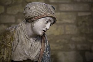 Heilige Frau mit Haube (bemalter Stein) von Ligier Richier