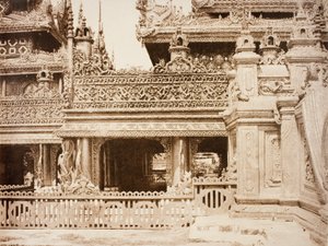 Amerapoora. Ein weiterer Teil des Balkons von Kyoung No. 86 [Maha-too-lo-Bounghian Kyoung] von Linnaeus Tripe