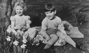 Prinz Charles und Prinzessin Anne als Kinder in Balmoral, 28. September 1952 von Lisa Sheridan