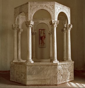 Archäologie des Mittelalters: Barbarische Kunst der Lombardei: Taufbecken des Patriarchen Callisto in achteckiger Form