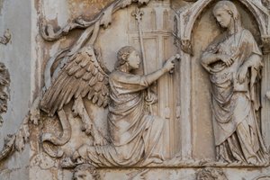 Verkündigung, Detail aus Szenen aus dem Leben Christi, Geschichten aus dem Neuen Testament, Basreliefs von Lorenzo Maitani (vor 1275-1330), dritte Säule, Fassade des Doms von Orvieto, Umbrien, Italien von Lorenzo Maitani