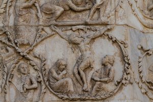 Kreuzigung, Detail aus Szenen aus dem Leben Christi, Geschichten aus dem Neuen Testament, Basreliefs von Lorenzo Maitani (vor 1275-1330), dritte Säule, Fassade des Doms von Orvieto, Umbrien, Italien von Lorenzo Maitani