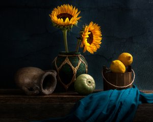 Rustikale Sonnenblumen und Zitronen