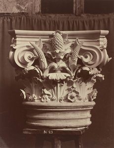 Ornamentale Skulptur aus der Pariser Oper (Säulenfragment)