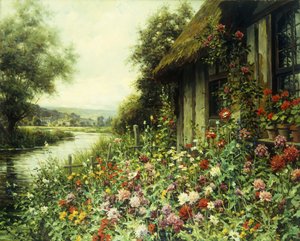 Blühende Blumen vor einem Cottage