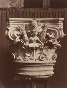 Ornamentale Skulptur aus der Pariser Oper (Säulenfragment)