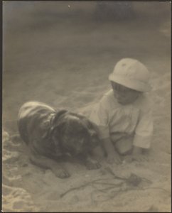 Junge sitzt mit Hund