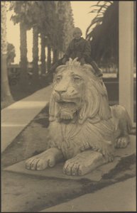 Kind auf Löwenstatue von Louis Fleckenstein