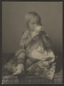 [Kind mit Apfel] von Louis Fleckenstein
