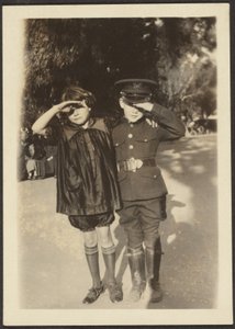 Kinder beim Salutieren von Louis Fleckenstein