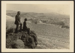 Paar in Wüstenlandschaft