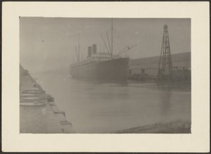 [Angedocktes Schiff] von Louis Fleckenstein