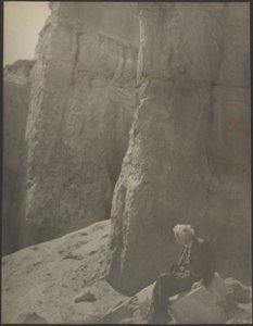 Älterer Mann in felsiger Landschaft