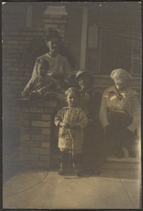 Familienporträt vor dem Haus von Louis Fleckenstein