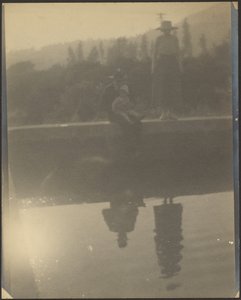 [Figuren im Wasser gespiegelt] von Louis Fleckenstein