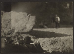 Figuren ruhen in der Landschaft