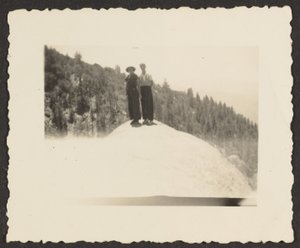 Figuren auf einem Felsen stehend