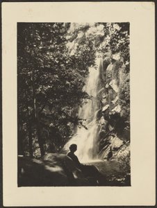 [Figuren und Wasserfall]