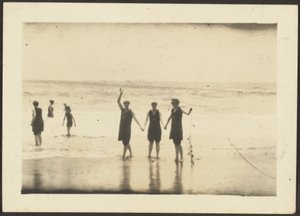 [Figuren in Badeanzügen am Strand]