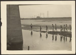 Figuren in industrieller Wasserszene