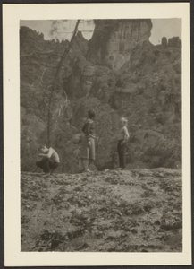 Figuren in Berglandschaft