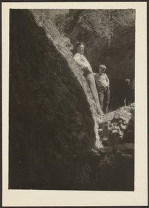 [Figuren im Sonnenlicht auf Felsen] von Louis Fleckenstein