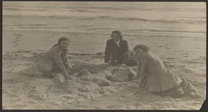 [Figuren am Strand]