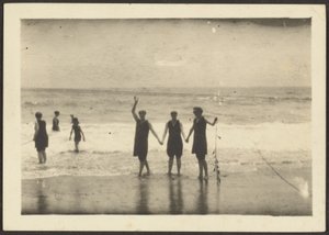 Figuren am Strand mit Seetang